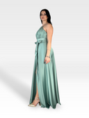 Una donna con uno splendido abito di raso ELVENE in scollo all'americana di 18teen.